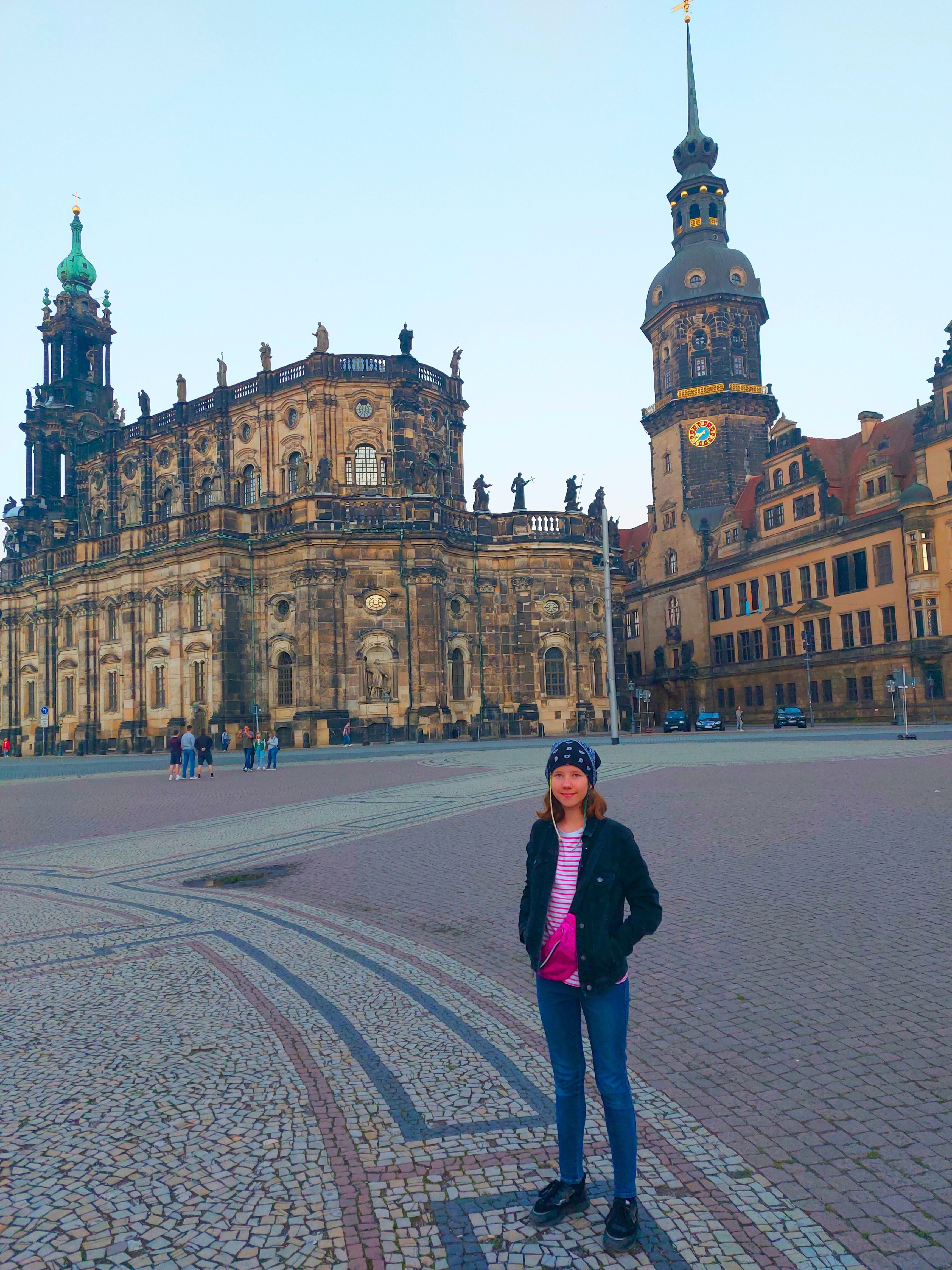 Theatherplatz - widok na Katedrę św. Trójcy (po lewej) i Zamek w Dreźnie (po prawej)