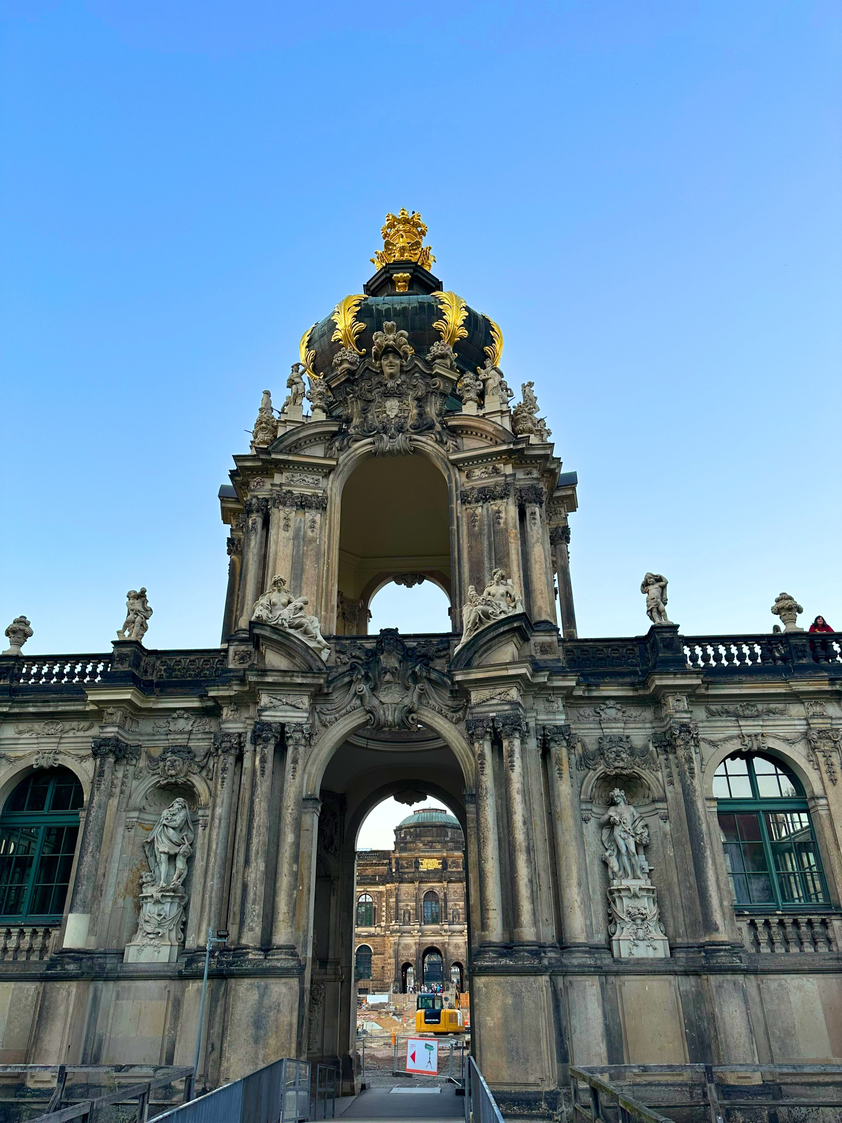 Pałac Zwinger - Brama Koronna - na szczycie kartusz z herbem I Rzeczypospolitej