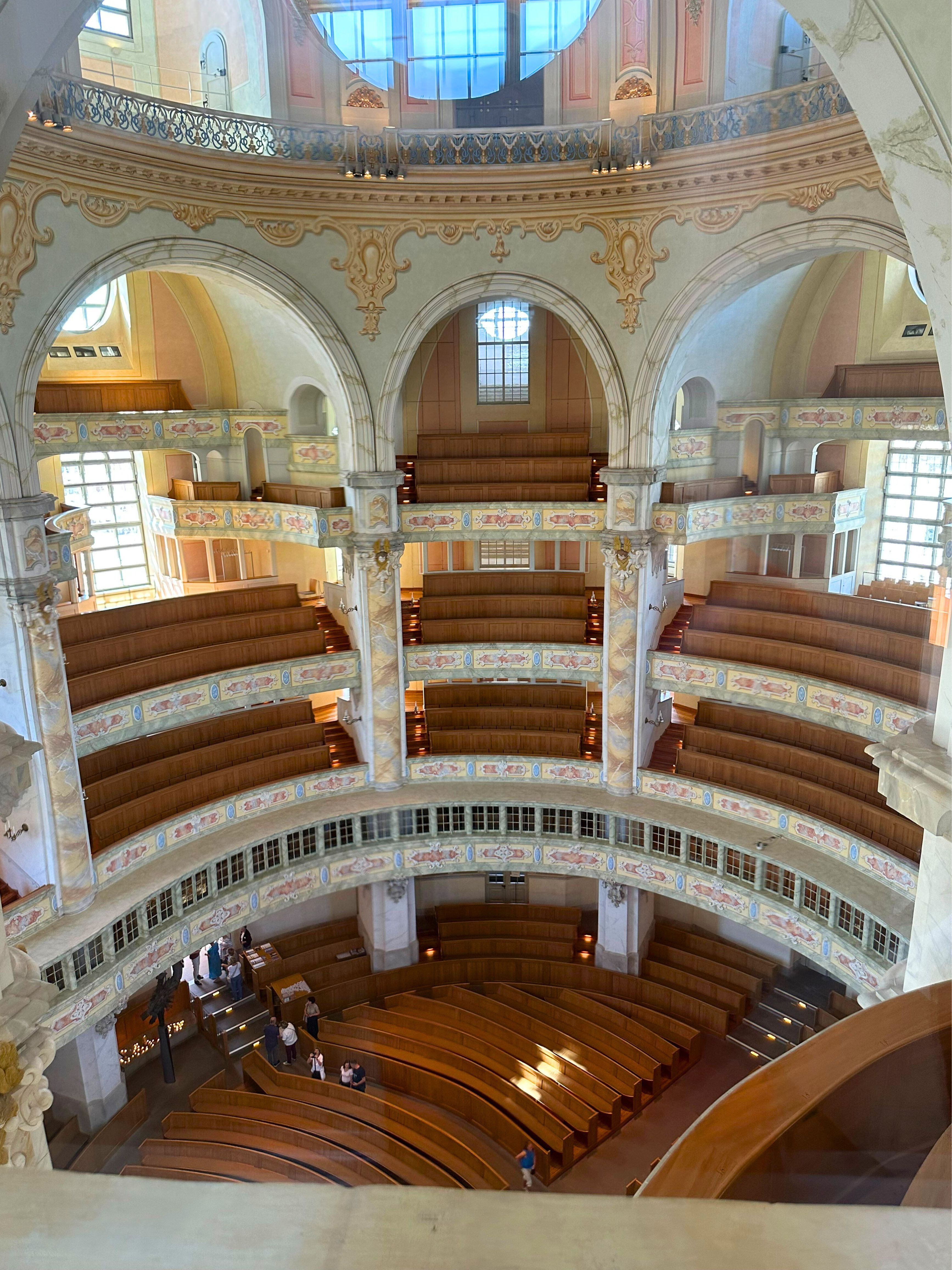 Wejście na kopułę - widok na wnętrze kościoła