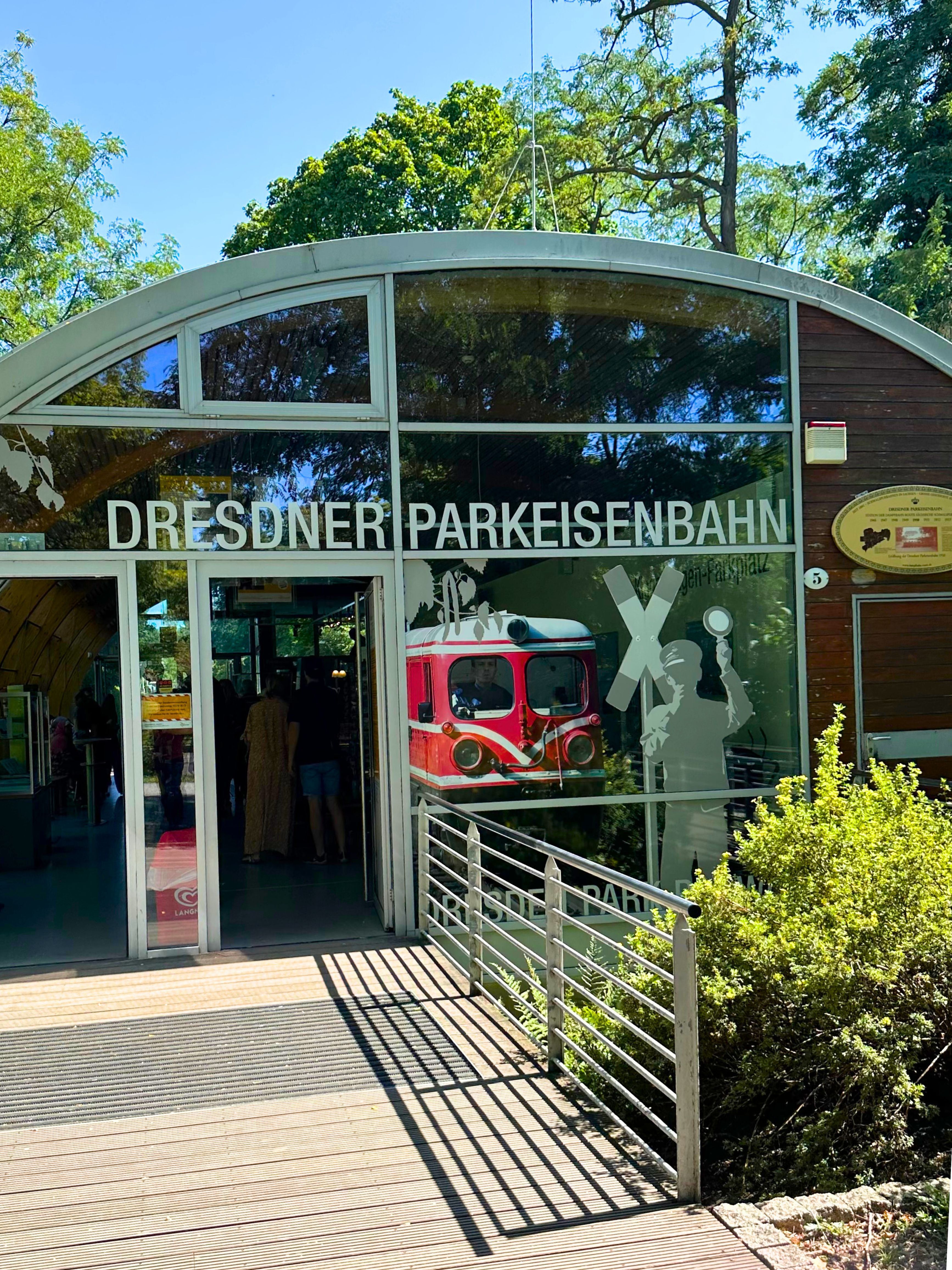Kasa biletowa i stacja drezndeńskiej kolejki parkowej