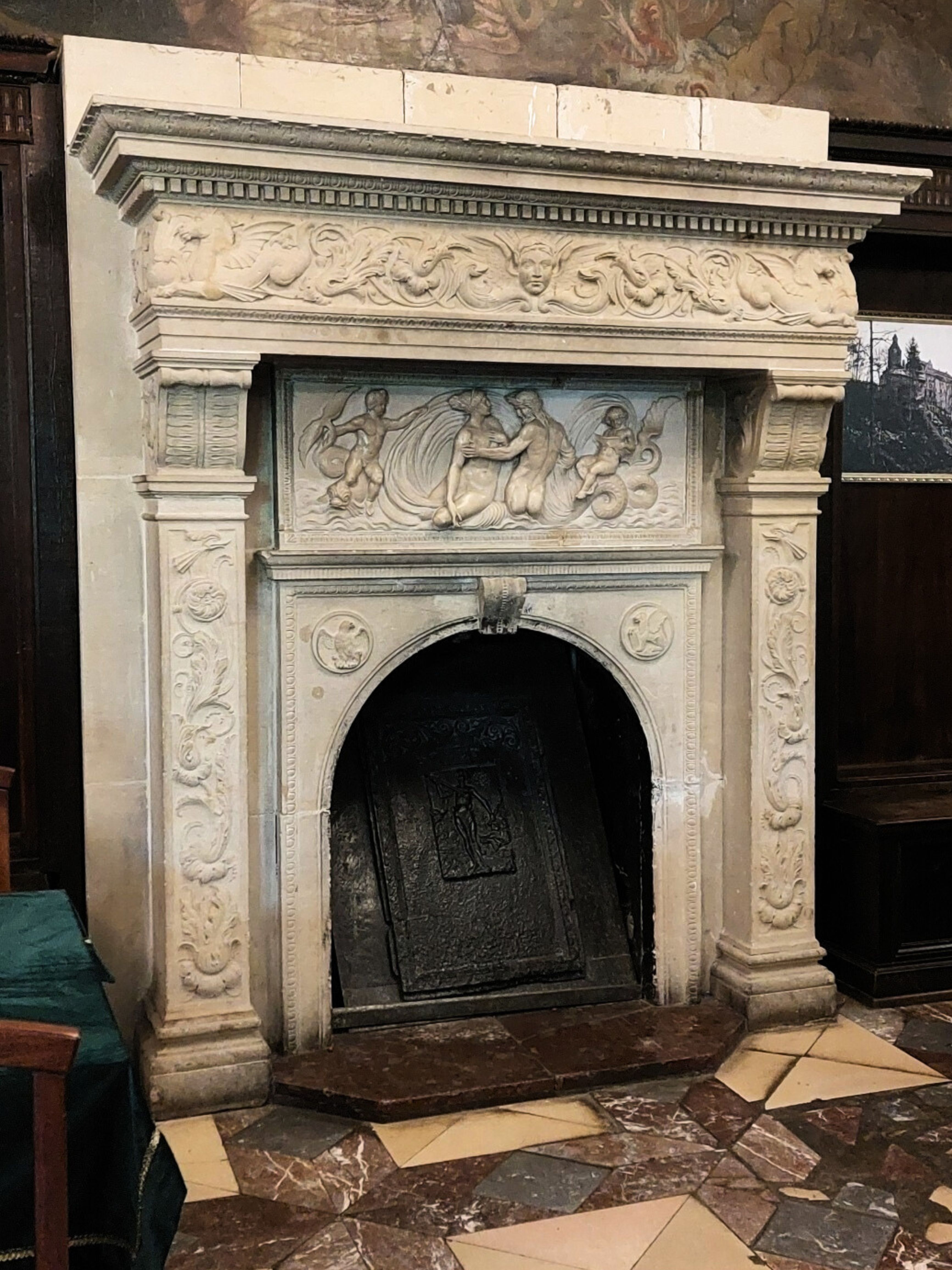 Sala Marmurowa - kominek spowiany legendą - Zamek Czocha